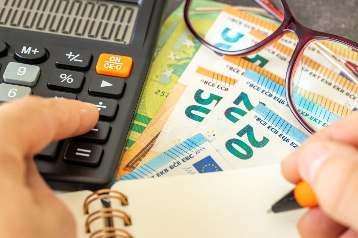 Financial,settlements,in,euro,money,,financial,analysis,,tax,calculation,,risk