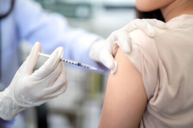 Vaccin contre la bronchiolite : l’UE ouvre l’accès à Arexvy de GSK pour tous les adultes