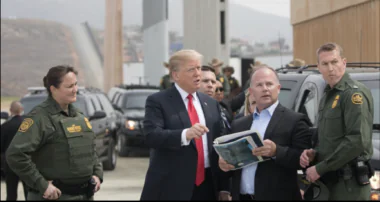 Fin officielle du Shutdown américain : en signant un nouveau texte budgétaire, Donald Trump met un terme à plusieurs jours de paralysie fédérale. Retour sur les enjeux politiques, les tensions autour du DHS et les perspectives pour les deux semaines de négociations à venir. Wikipedia