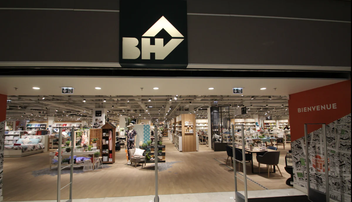 Quatre mois après une implantation houleuse à Paris, le géant de la fast-fashion Shein ouvre ce mercredi des espaces dédiés dans cinq BHV de province. Un déploiement stratégique qui relance les débats autour du modèle économique et environnemental de la marque. Wikipedia