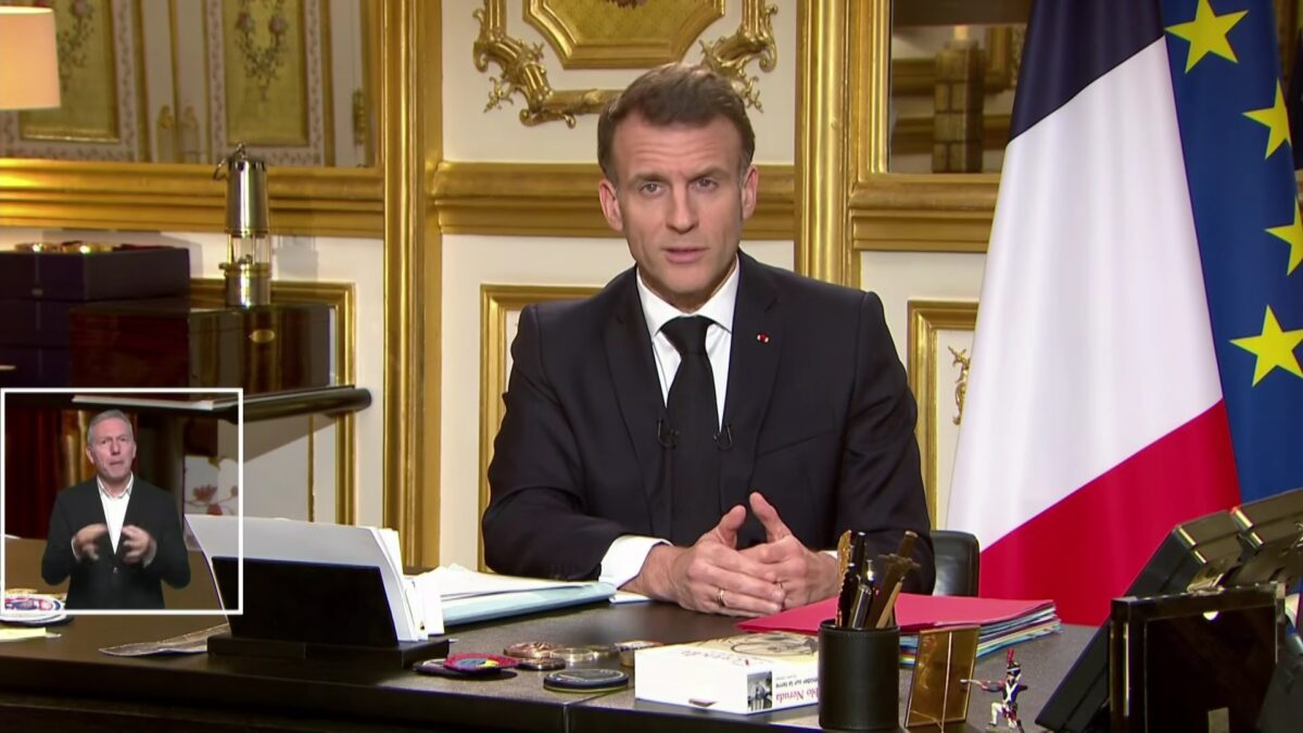 Déploiement du porte-avions Charles-de-Gaulle, drones abattus, rapatriement des ressortissants... : voici les annonces d'Emmanuel Macron