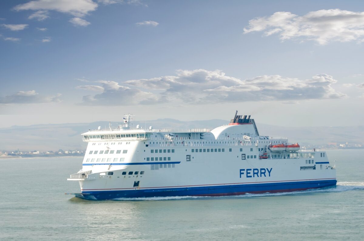 Ferry,sailing,between,calais,and,dover