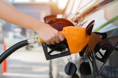 Prix du carburant : un chèque énergie de 153 euros pour amortir la hausse