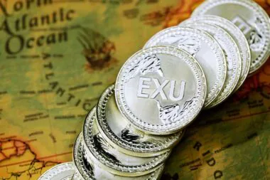 "Accessoire rond argent et blanc, symbole de la politique monétaire de la BCE et ses impacts économiques."