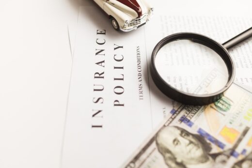 Une loupe sur un papier pour vérifier les détails de l'assurance emprunteur et délégation.