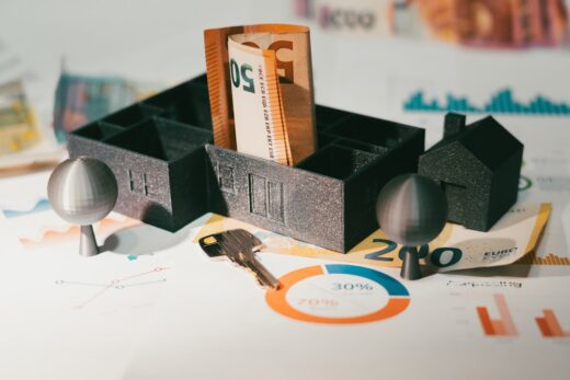 "Clés dans un porte-clés, symbole d'investissement locatif pour une meilleure rentabilité."