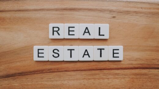 "Bloques de lettres en plastique pour l'immobilier, représentant la fiscalité des plus-values immobilières."