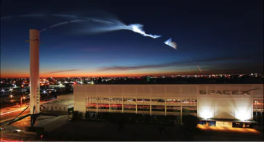 SpaceX aurait déposé confidentiellement son dossier d’introduction en Bourse. Une étape clé qui pourrait redéfinir le secteur spatial et les marchés financiers. Wikipedia