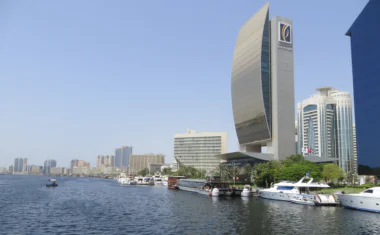 Dubaï lance sa première station de taxis volants électriques. Une innovation majeure avec des vols attendus d’ici la fin de l’année pour transformer les déplacements urbains. Wikipedia