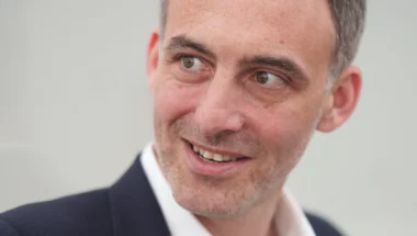 Face à la hausse des prix du carburant, Raphaël Glucksmann propose de taxer les superprofits des compagnies pétrolières pour financer des aides ciblées et soutenir les ménages.