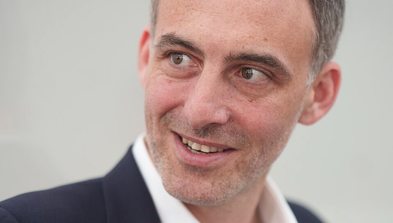 Face à la hausse des prix du carburant, Raphaël Glucksmann propose de taxer les superprofits des compagnies pétrolières pour financer des aides ciblées et soutenir les ménages.