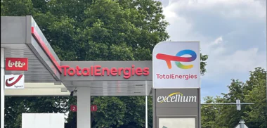 Hausse des prix du carburant, tensions géopolitiques et marché pétrolier sous pression : analyse détaillée des résultats de TotalEnergies au premier trimestre et des impacts pour les consommateurs.