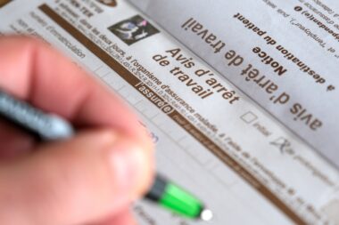 Arrêts de travail courts : le gouvernement prépare un durcissement