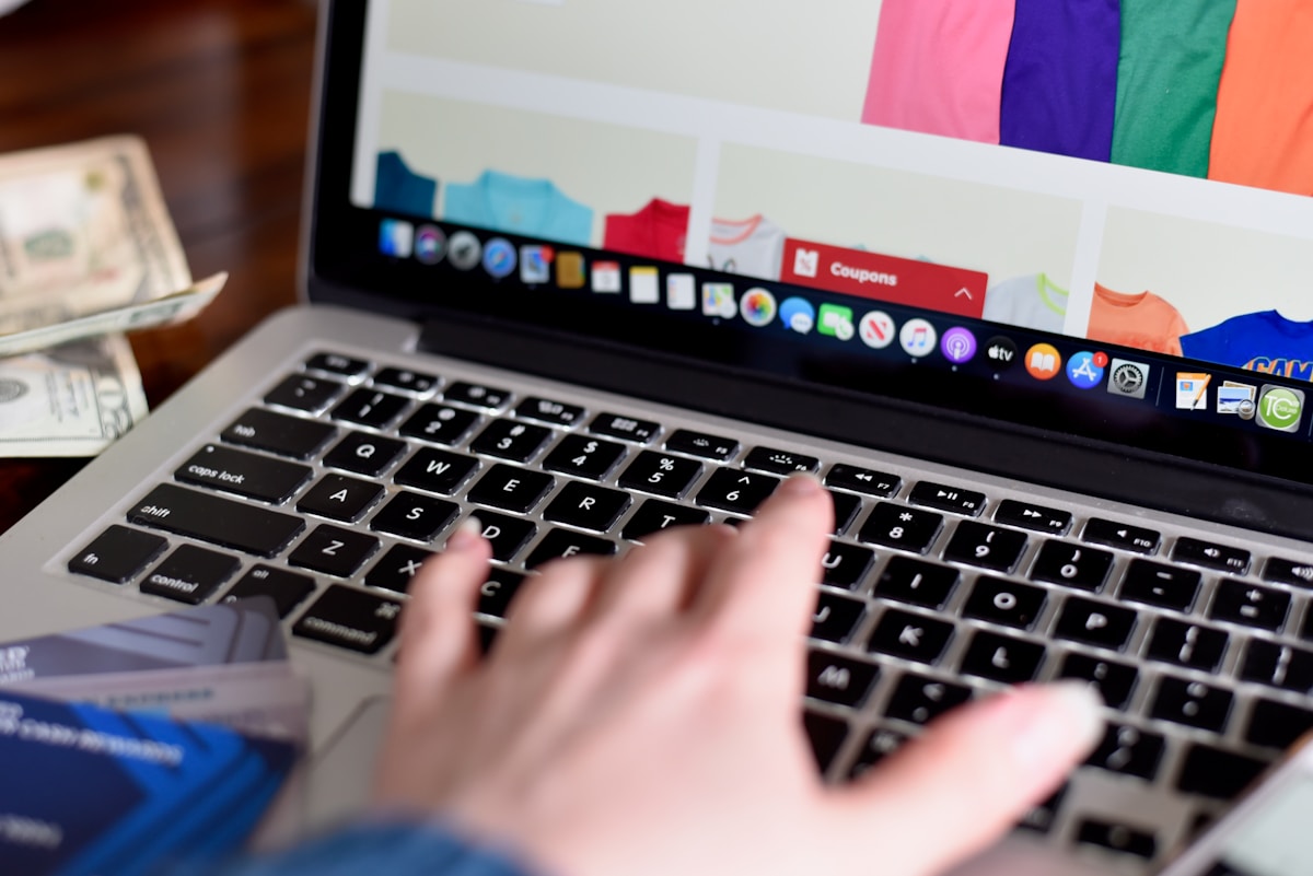 Ordinateur portable avec clavier, applications et billets de banque sur le bureau.