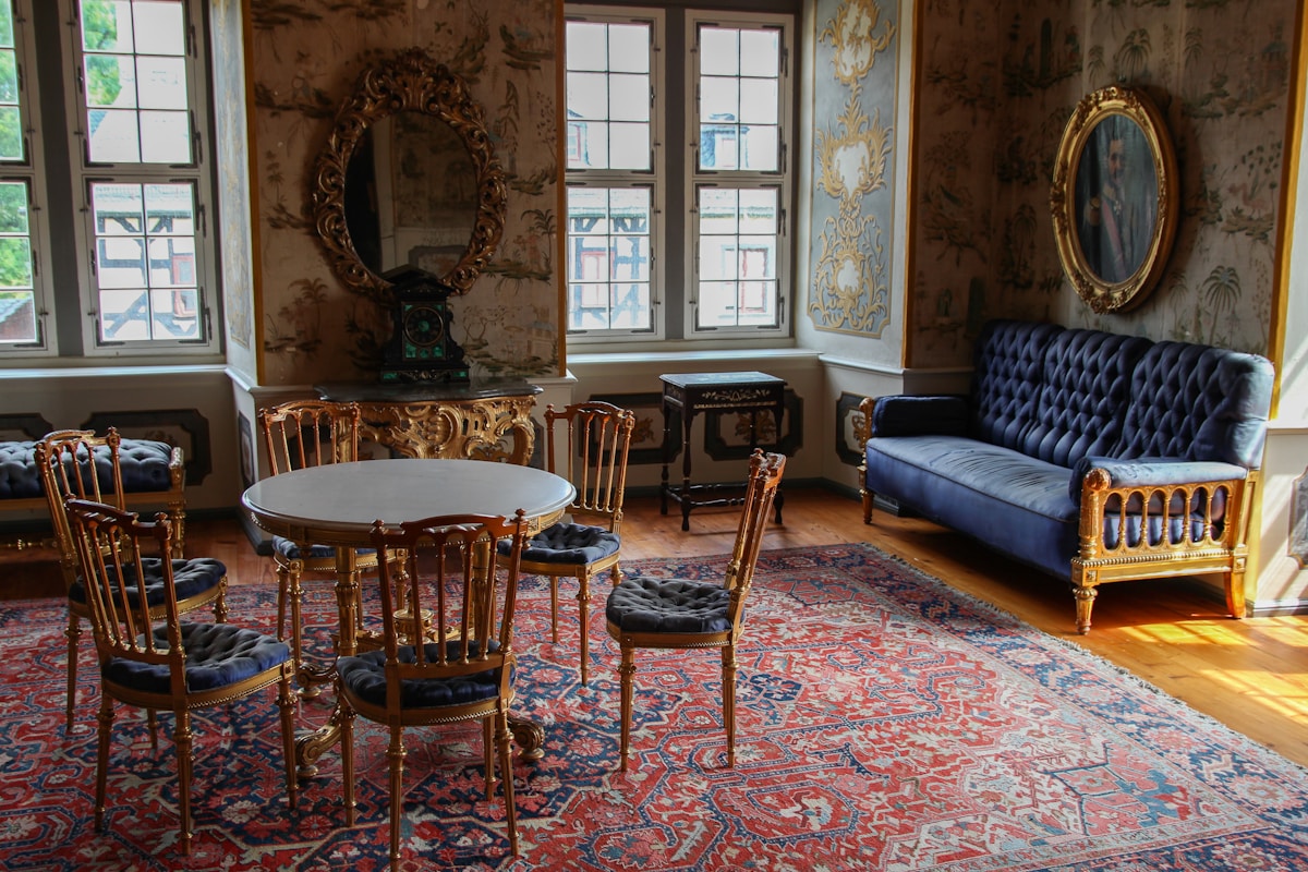 Salle de réception ornée de meubles anciens et de décorations luxueuses.