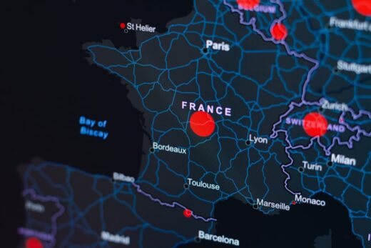 Peinture abstraite bleue et blanche représentant l'innovation dans le secteur fintech en France, actualité dynamique.