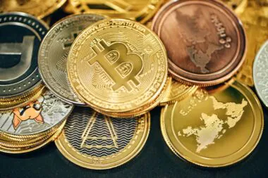 Pile de bitcoins or et argent, quelle est la meilleure cryptomonnaie à acheter ? Choix difficiles pour les investisseurs !