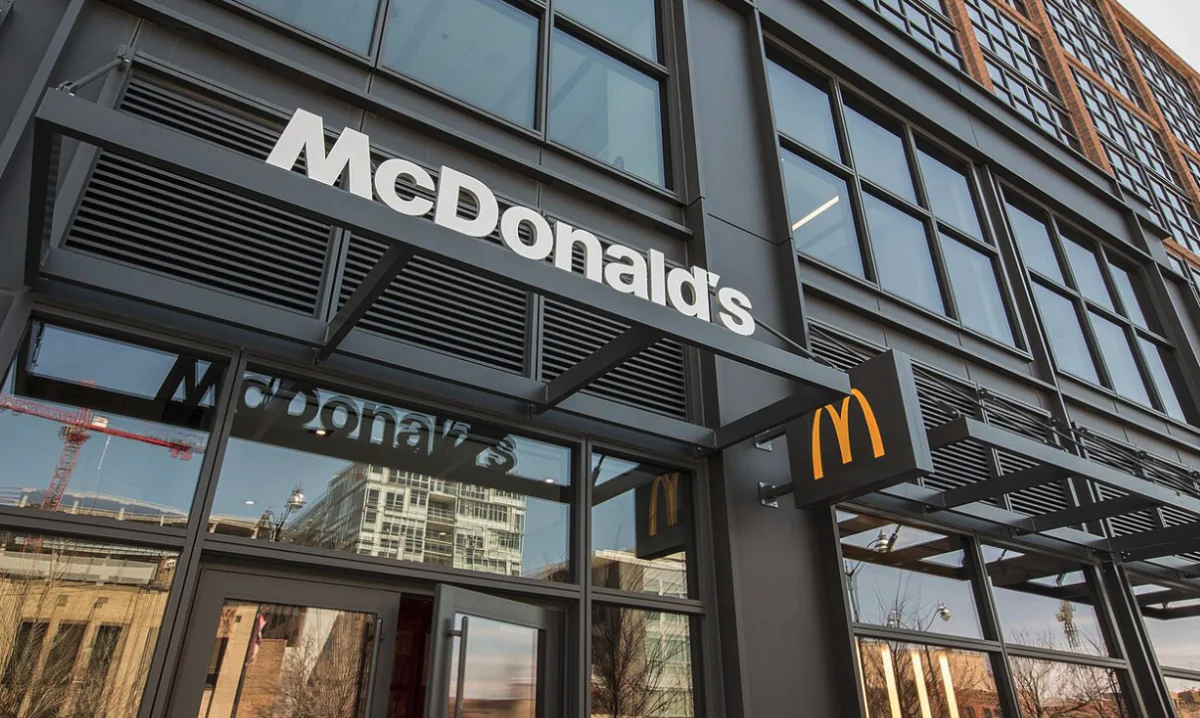 McDonald’s France a été touché par une fuite de données liée à son programme de fidélité. Des comptes clients ont été utilisés frauduleusement pour obtenir des réductions sur des commandes.