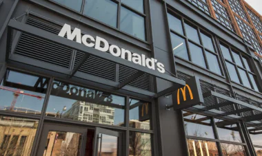 McDonald’s France a été touché par une fuite de données liée à son programme de fidélité. Des comptes clients ont été utilisés frauduleusement pour obtenir des réductions sur des commandes.