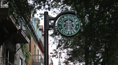 En Corée du Sud, une publicité de Starbucks élaborée avec l’aide de l’intelligence artificielle provoque un vaste scandale. Boycott, chute des ventes et crise politique illustrent les risques des campagnes marketing automatisées. Wikipedia