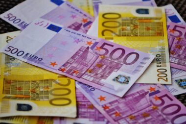 Le déficit de la Sécurité sociale pourrait dépasser les prévisions en 2026 sous l’effet du ralentissement économique, de l’inflation énergétique et de dépenses toujours élevées.