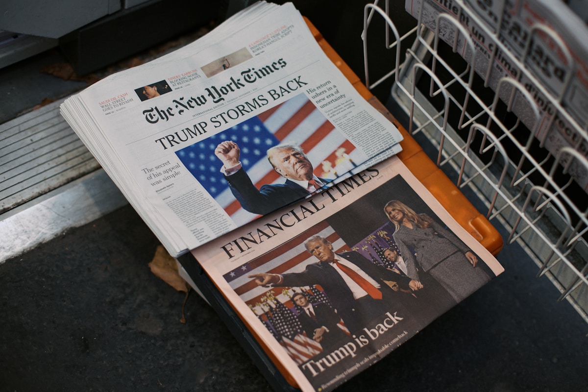 Journaux avec gros titres sur le retour de Trump et les finances.