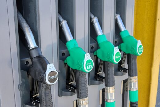 Face à la hausse des prix des Carburants, le gouvernement annonce un suivi régulier des recettes fiscales supplémentaires afin de garantir transparence et redistribution des aides. Pixabay
