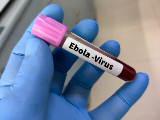 Ebola : plus de 900 cas suspects en RDC, l'OMS tire la sonnette d'alarme