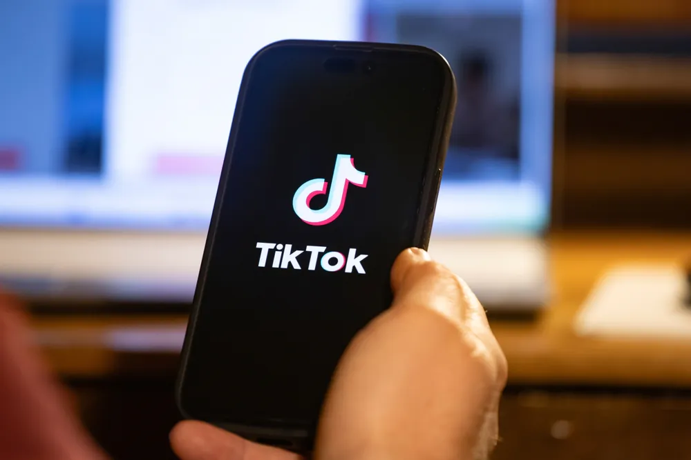 TikTok visé par une plainte collective : 16 familles accusent la plateforme d'abus de faiblesse