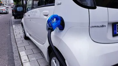 Emmanuel Macron a réuni industriels, énergéticiens et distributeurs à l’Élysée pour accélérer l’électrification de la France. Bornes de recharge, véhicules électriques, industrie et chaleur décarbonée figurent parmi les principales annonces.