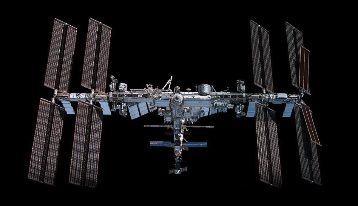 La prolongation de l’ISS jusqu’en 2032 pourrait coûter plusieurs milliards de dollars supplémentaires aux États-Unis. Un investissement stratégique face à la Chine et pour préparer l’arrivée des stations spatiales privées. Wikipedia