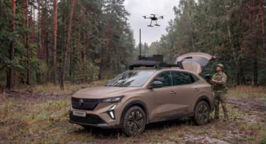 En présentant une version militarisée du Renault Rafale avec Thales, Renault explore de nouveaux débouchés industriels et illustre l'essor des technologies civiles au service du réarmement européen. Capture d'écran