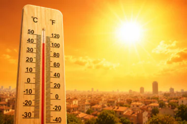 Multiplication des vagues de chaleur, isolement des seniors, adaptation des logements : la canicule devient un défi majeur dans une France qui vieillit rapidement. Image générée par IA