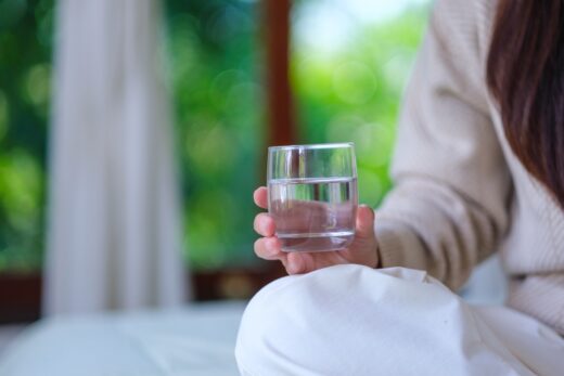 Eau potable : les médecins alertent sur les pesticides, PFAS et microplastiques