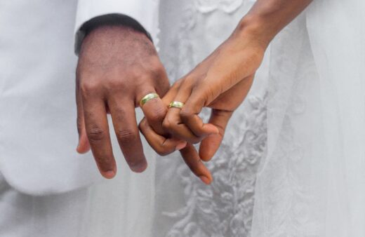 Mariage des étrangers en situation irrégulière : l'Assemblée nationale relance un débat explosif