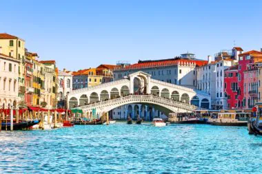 View,of,grand,canal,with,rialto,bridge,and,gondoliers,in