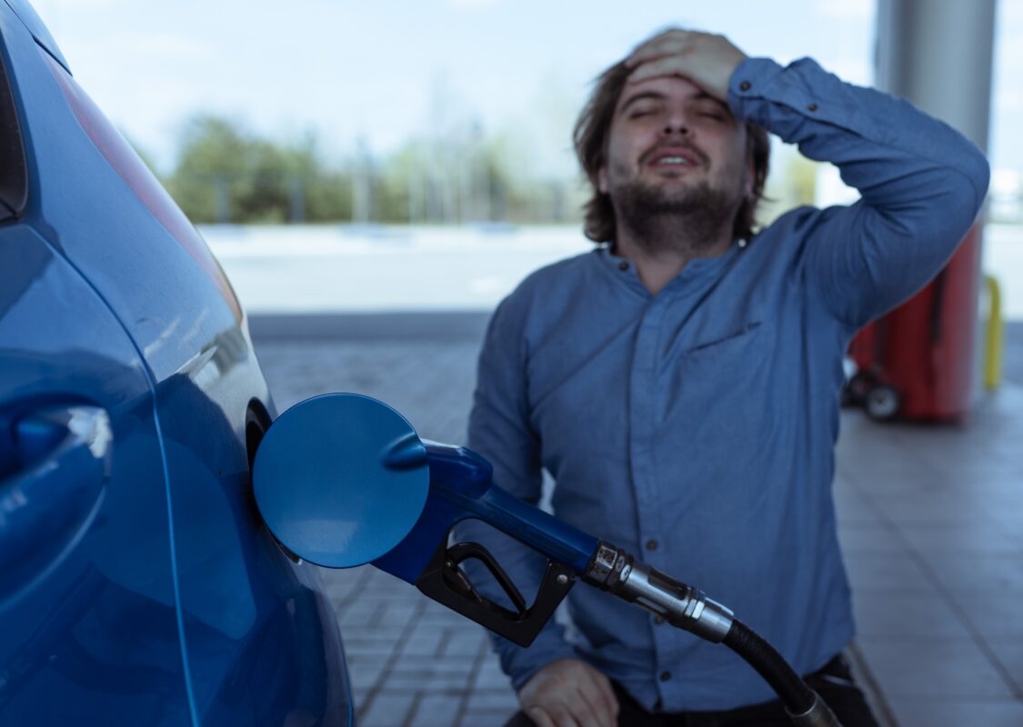 Carburant à 2 euros : comment la crise géopolitique grève le pouvoir d'achat des Français