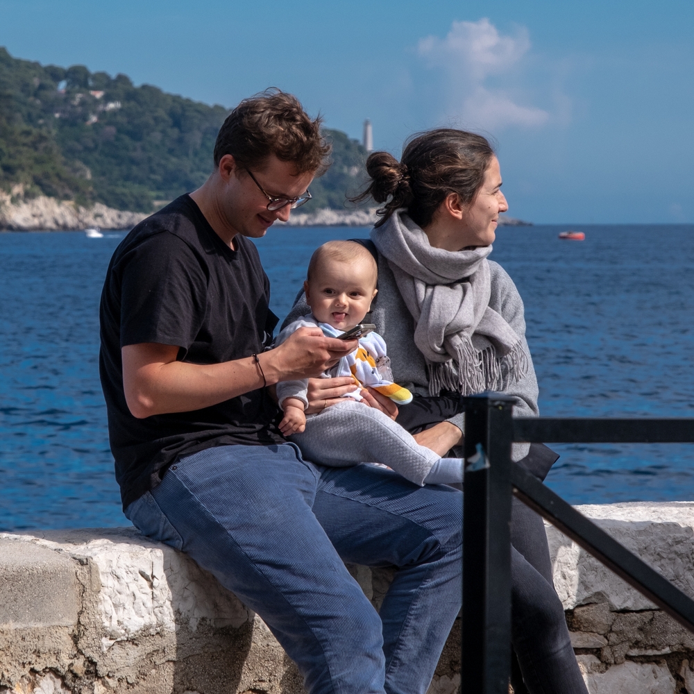 Enfants : élever une famille coûte trois fois plus cher aux Alpes-Maritimes qu'en Indre