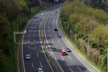 Péages flux libre : comment cette technologie transforme votre budget automobile