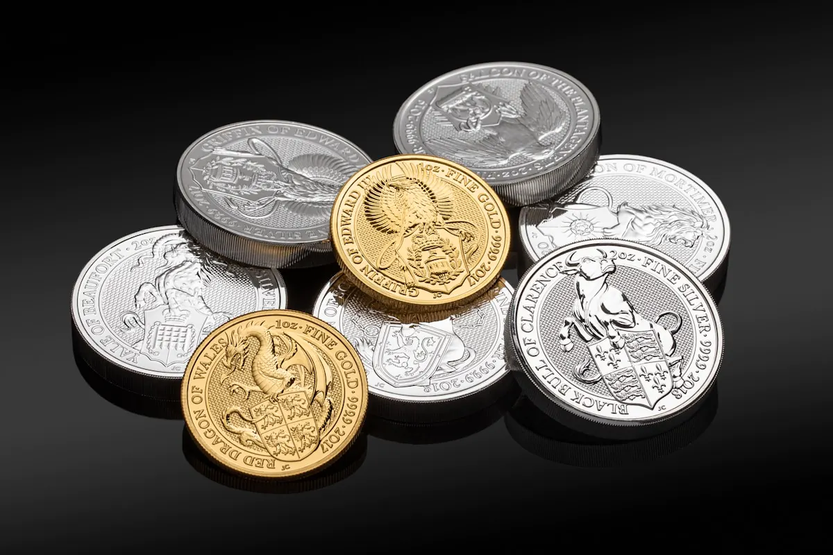 Pièces de monnaie d'or et d'argent avec motifs gravés.