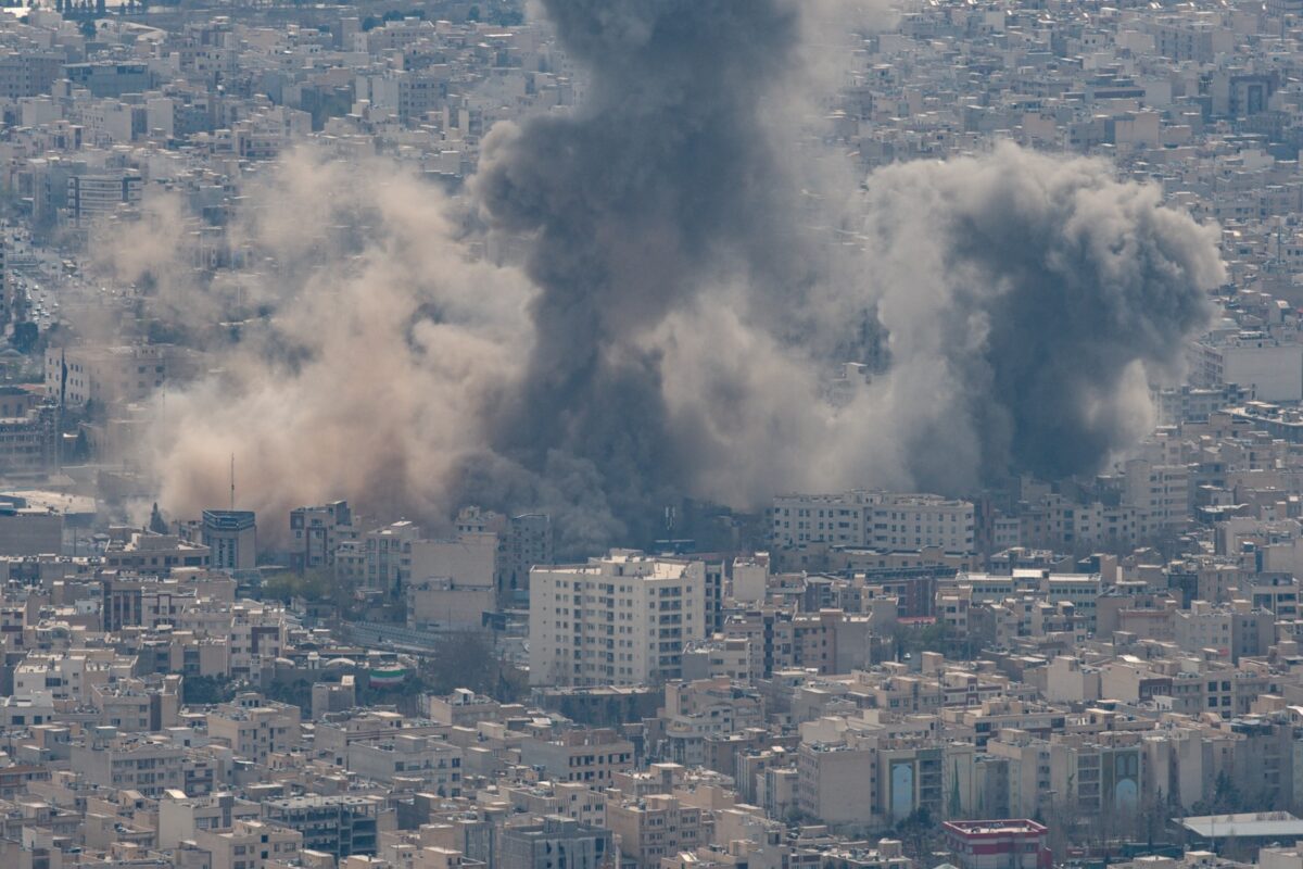 Iran-États-Unis : les bombardements du week-end font grimper le risque énergétique mondial
