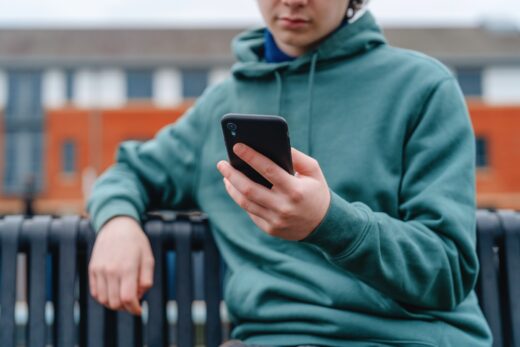 reseaux-sociaux-interdits-moins-15-ans-france-pionniere-europe-quel-prix