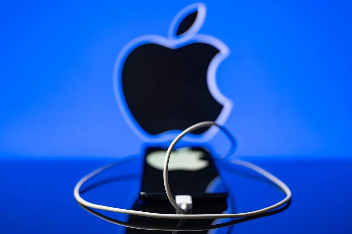 Apple,logo,displayed,on,a,smartphone,with,usb, C,cable