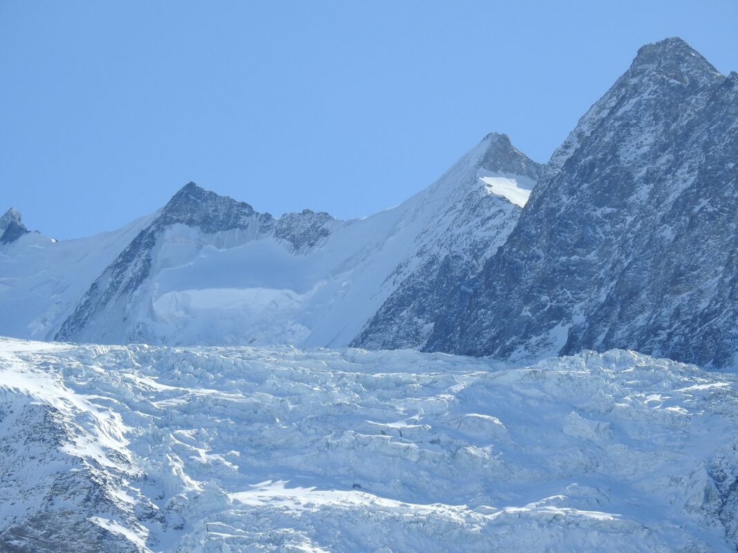 Close Up,of,a,collapsing,glacier,in,the,canton,of,valais,