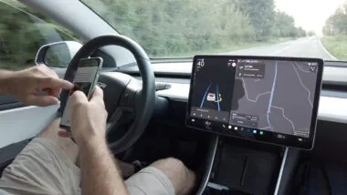 tesla-france-autorise-essais-conduite-autonome-route