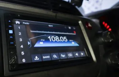 Radios en voiture : leurs audiences menacées par la disparition des récepteurs