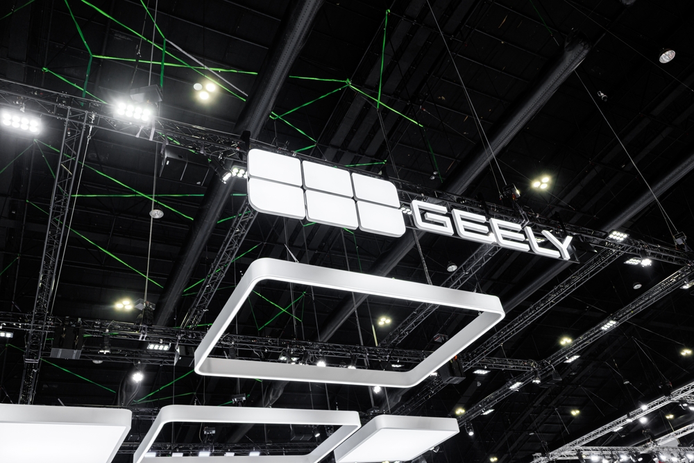 geely-automobile-arrive-recharger-batterie