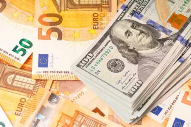 Euro-dollar : pourquoi les marchés des changes réagissent-ils si fortement aux décisions des banques centrales ?