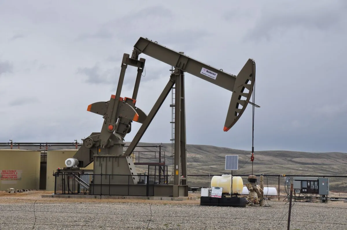 Pompe à balancier destinée à extraire du pétrole aux États-Unis, sous un ciel couvert.
